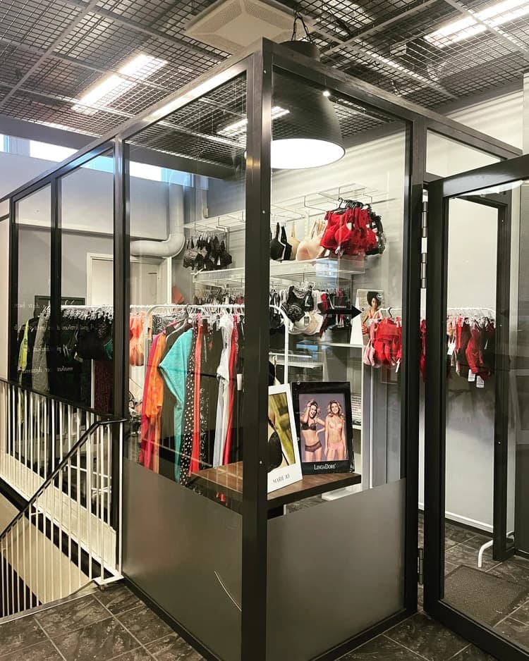 Yksityinen alusasushoppailukokemus ryhmälle Turussa – 150 € lahjakortti - 2