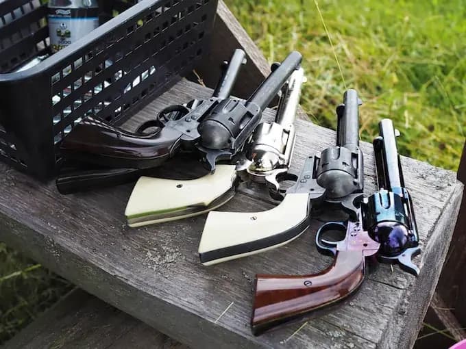 Tölkkiammunta revolvereilla  – ryhmälle, enintään 12 henkilölle - 2