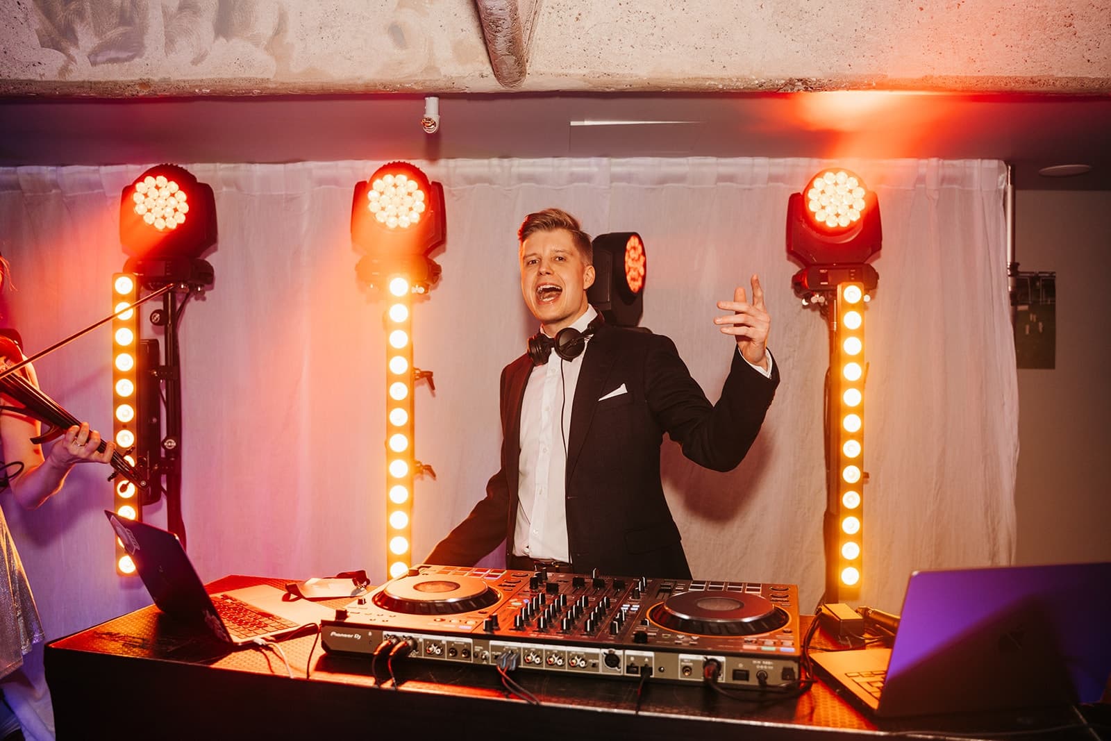 DJ-elämys yksityisjuhliin tai yritystapahtumaan Uusimaa | 8 tuntia - 1