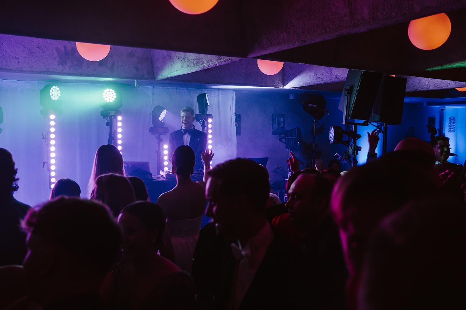 DJ-elämys yksityisjuhliin tai yritystapahtumaan Uusimaa | 8 tuntia - 4