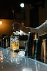 Lisähenkilö cocktail- ja mocktailkouluun