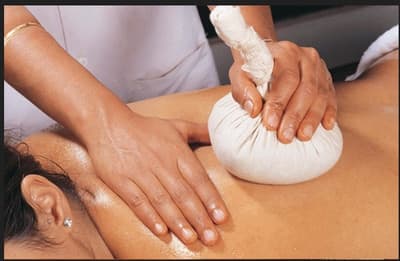 Ayurvedinen Kizhi-hieronta – 75 min