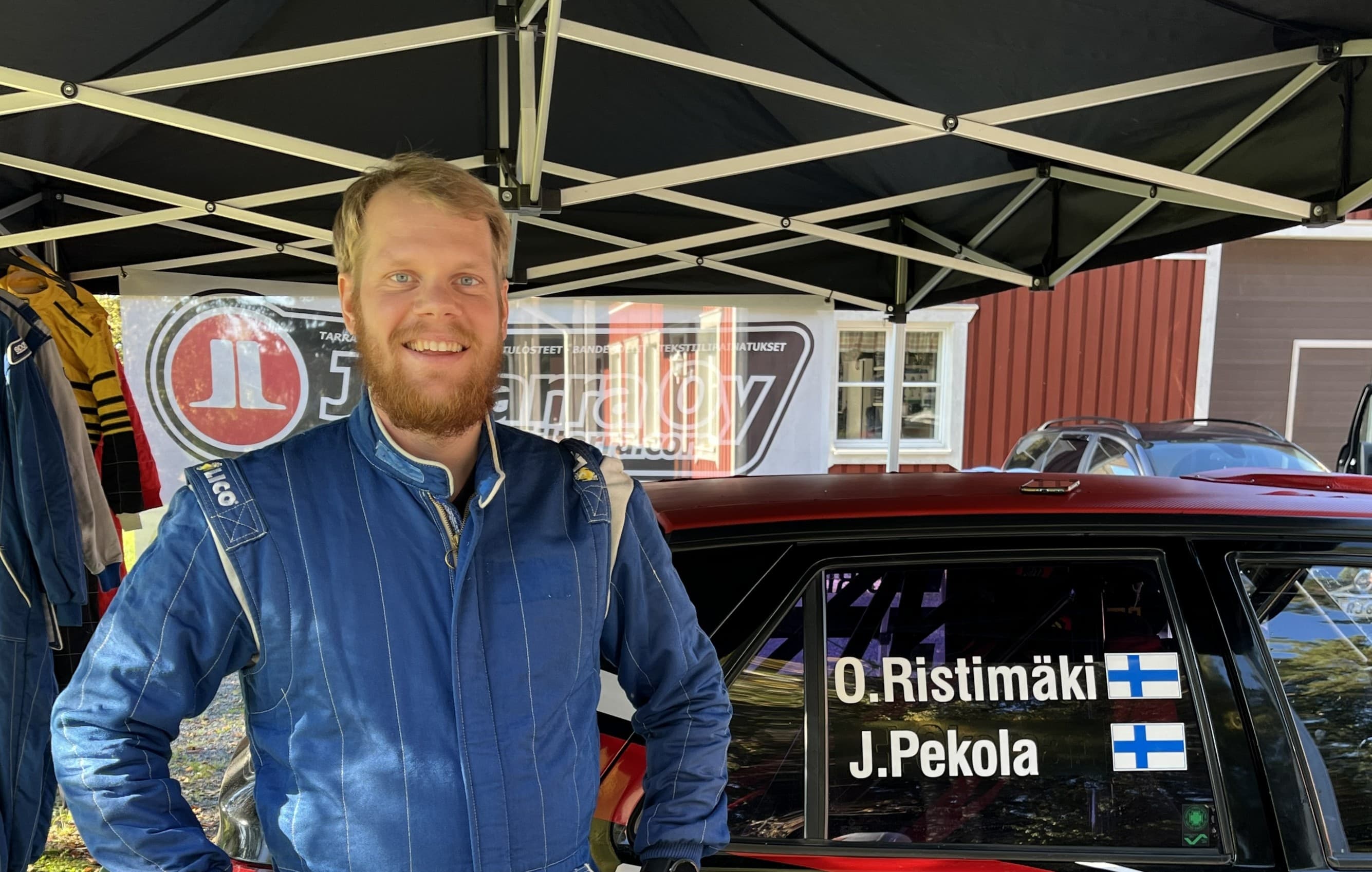 Nimitarrat ralliauton ikkunaan