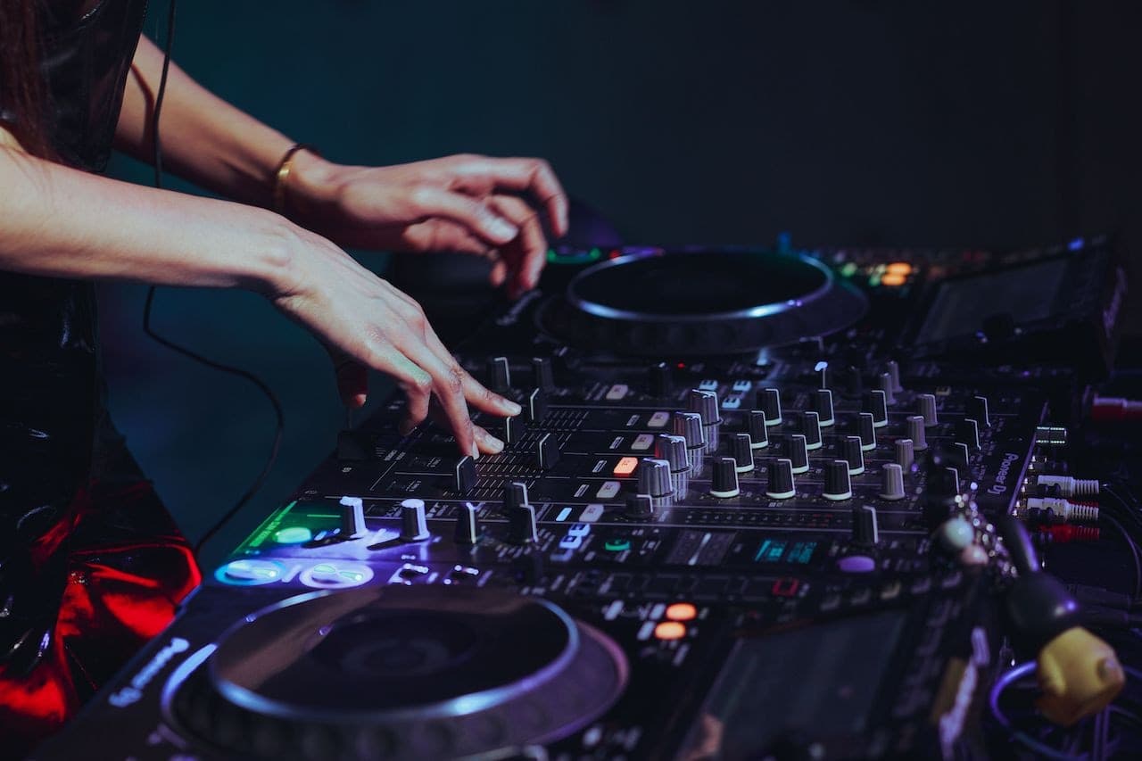 DJ-elämys yksityisjuhliin tai yritystapahtumaan Uusimaa